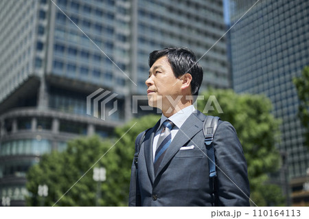 ビジネス街を歩く50代会社員 ビジネス街を歩く50代会社員 110164113