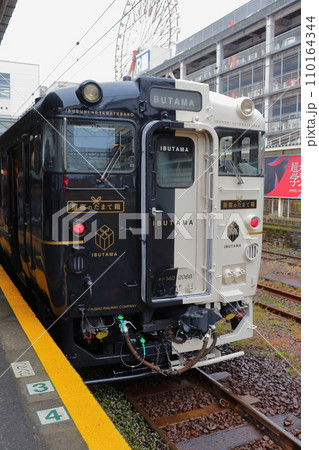 観光特急列車 指宿のたまて箱と観覧車（鹿児島中央駅） 110164344