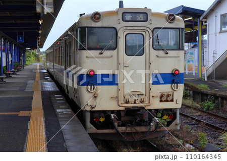 指宿駅に停車中のキハ47系 普通列車 110164345