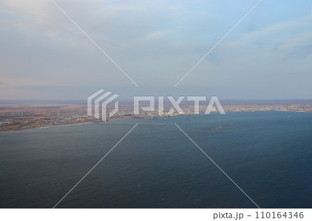 空から見た釧路市沿岸（釧路港、中心街、幣舞橋方面） 110164346