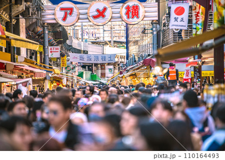 日本の東京都市景観 年の瀬・賑わうアメ横。賀正も登場、新年に希望の光を…=令和5年12月29日 日本の東京都市景観 年の瀬・賑わうアメ横。賀正も登場、新年に希望の光を…=令和5年12月29日 110164493
