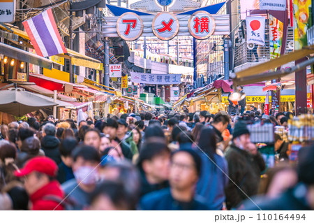 日本の東京都市景観 年の瀬・賑わうアメ横。賀正も登場、新年に希望の光を…=令和5年12月29日 日本の東京都市景観 年の瀬・賑わうアメ横。賀正も登場、新年に希望の光を…=令和5年12月29日 110164494