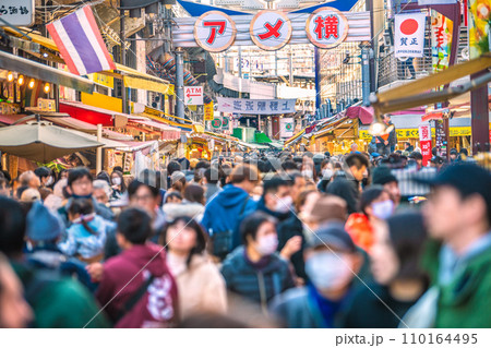 日本の東京都市景観 年の瀬・賑わうアメ横。賀正も登場、新年に希望の光を…＝令和5年12月29日 110164495