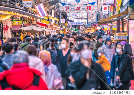 日本の東京都市景観 年の瀬・賑わうアメ横。賀正も登場、新年に希望の光を…＝令和5年12月29日 110164496