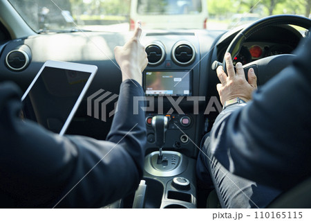 車内で話をする50代男性会社員と30代女性会社員,手元 110165115