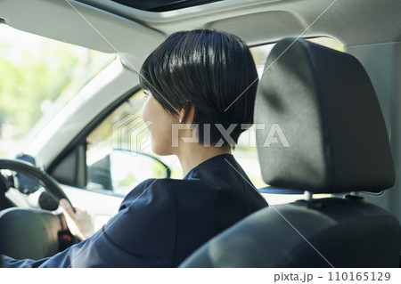 車を運転する30代女性会社員,横顔 車を運転する30代女性会社員,横顔 110165129