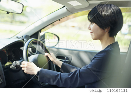 車を運転する30代女性会社員 110165131