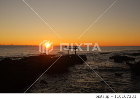 朝焼けと鳥居 110167233