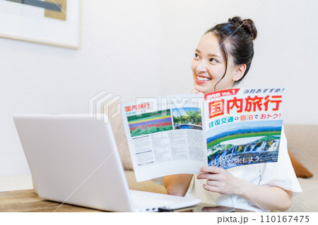旅行の計画をする若い女性 旅行の計画をする若い女性 110167475