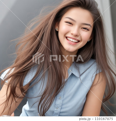青色シャツのロングヘアの笑顔の美女 110167875