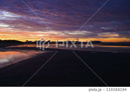 朝焼けのふなばし三番瀬海浜公園 110168194
