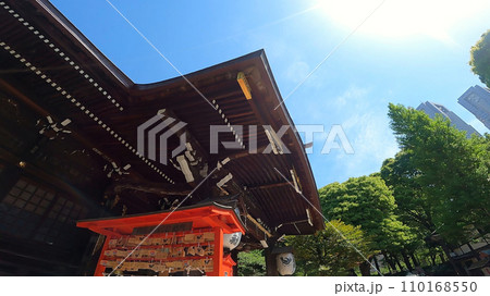 十二社熊野神社 日本、東京、新宿区。新宿中央公園そばの自然あふれる神社 110168550