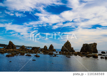 晴れの橋杭岩 110168569