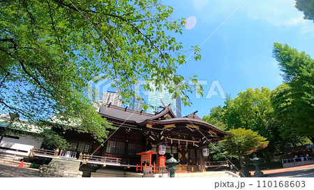 十二社熊野神社 日本、東京、新宿区。新宿中央公園そばの自然あふれる神社 110168603