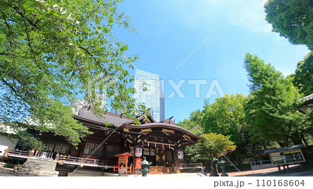 十二社熊野神社 日本、東京、新宿区。新宿中央公園そばの自然あふれる神社 110168604