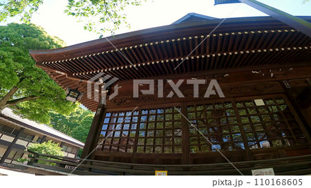 十二社熊野神社 日本、東京、新宿区。新宿中央公園そばの自然あふれる神社 110168605
