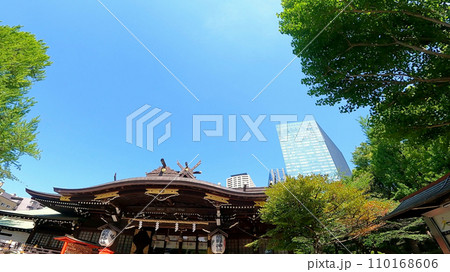 十二社熊野神社 日本、東京、新宿区。新宿中央公園そばの自然あふれる神社 110168606