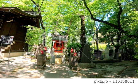 十二社熊野神社 日本、東京、新宿区。新宿中央公園そばの自然あふれる神社 110168611