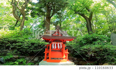 十二社熊野神社 日本、東京、新宿区。新宿中央公園そばの自然あふれる神社 110168633