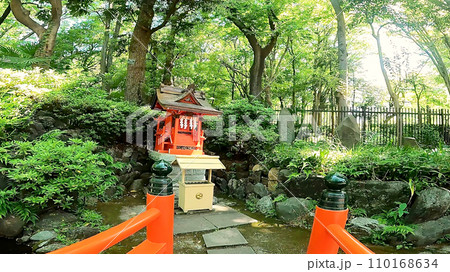 十二社熊野神社 日本、東京、新宿区。新宿中央公園そばの自然あふれる神社 110168634