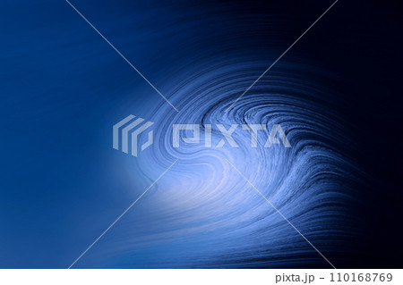 紺碧の暗闇にチューブを巻く大きな波が青白く浮かびあがる精細な線画風イメージアートテクスチャー。 110168769