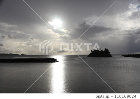 仲泊海岸のヒートゥー島風景_沖縄恩納村 仲泊海岸のヒートゥー島風景_沖縄恩納村 110169024