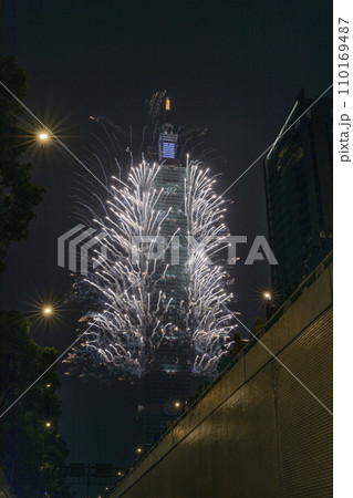 花火 キラキラ輝くもの 線香花火 110169487