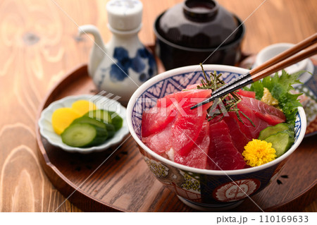 鮮度抜群の生まぐろ丼 （ マグロ丼 ）めばちまぐろ　鮪どんぶり 110169633