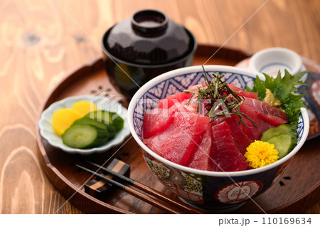 鮮度抜群の生まぐろ丼 （ マグロ丼 ）めばちまぐろ　鮪どんぶり 110169634