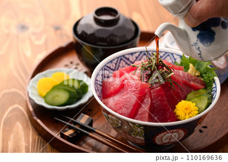 鮮度抜群の生まぐろ丼 （ マグロ丼 ）めばちまぐろ　鮪どんぶり 110169636