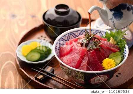 鮮度抜群の生まぐろ丼 （ マグロ丼 ）めばちまぐろ　鮪どんぶり 110169638