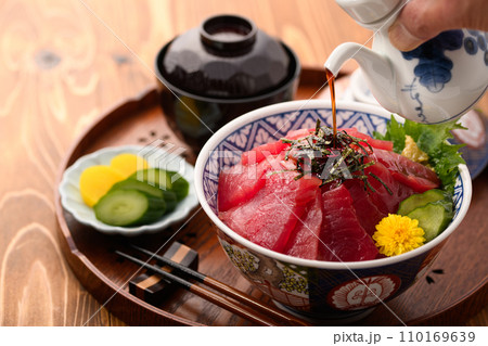 鮮度抜群の生まぐろ丼 （ マグロ丼 ）めばちまぐろ　鮪どんぶり 110169639