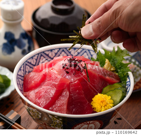 鮮度抜群の生まぐろ丼 ( マグロ丼 )めばちまぐろ 鮪どんぶり 鮮度抜群の生まぐろ丼 ( マグロ丼 )めばちまぐろ 鮪どんぶり 110169642