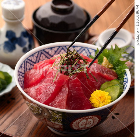 鮮度抜群の生まぐろ丼 （ マグロ丼 ）めばちまぐろ　鮪どんぶり 110169644