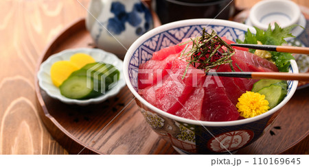 鮮度抜群の生まぐろ丼 （ マグロ丼 ）めばちまぐろ　鮪どんぶり 110169645