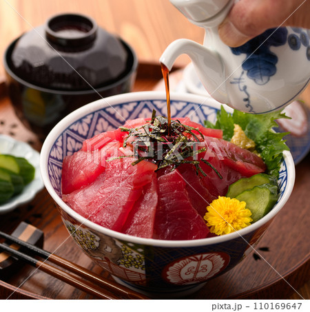 鮮度抜群の生まぐろ丼 ( マグロ丼 )めばちまぐろ 鮪どんぶり 鮮度抜群の生まぐろ丼 ( マグロ丼 )めばちまぐろ 鮪どんぶり 110169647