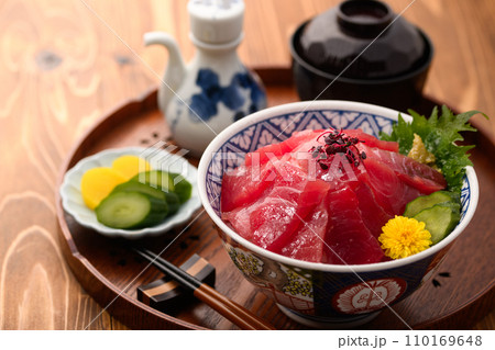 鮮度抜群の生まぐろ丼 （ マグロ丼 ）めばちまぐろ　鮪どんぶり 110169648