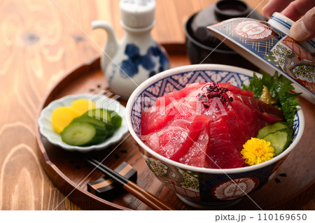 鮮度抜群の生まぐろ丼 （ マグロ丼 ）めばちまぐろ　鮪どんぶり 110169650
