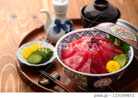 鮮度抜群の生まぐろ丼 ( マグロ丼 )めばちまぐろ 鮪どんぶり 鮮度抜群の生まぐろ丼 ( マグロ丼 )めばちまぐろ 鮪どんぶり 110169651