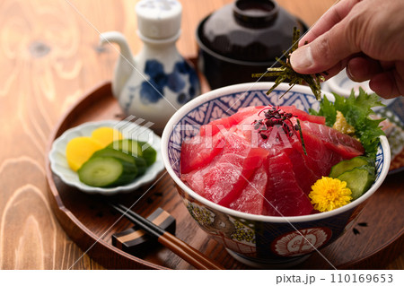 鮮度抜群の生まぐろ丼 ( マグロ丼 )めばちまぐろ 鮪どんぶり 鮮度抜群の生まぐろ丼 ( マグロ丼 )めばちまぐろ 鮪どんぶり 110169653