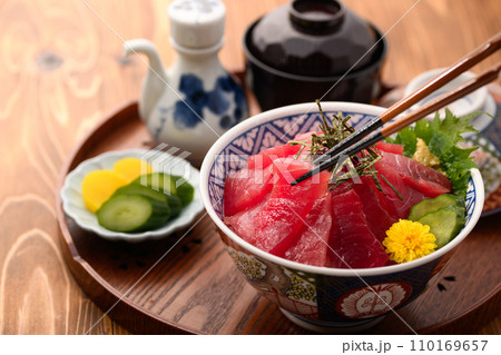 鮮度抜群の生まぐろ丼 ( マグロ丼 )めばちまぐろ 鮪どんぶり 鮮度抜群の生まぐろ丼 ( マグロ丼 )めばちまぐろ 鮪どんぶり 110169657