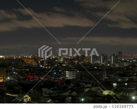 夜明け前の大阪の街並み 110169775