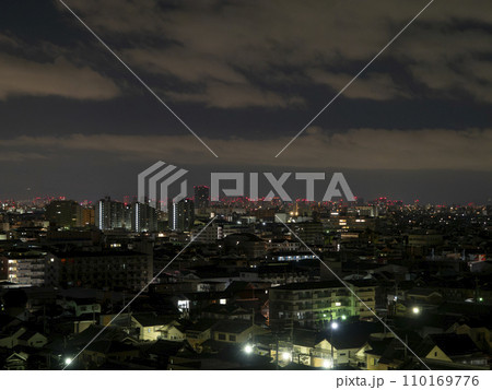夜明け前の大阪の街並み 110169776