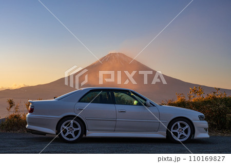 夕暮れの富士山とセダン車 TOYOTA チェイサー 夕暮れの富士山とセダン車 TOYOTA チェイサー 110169827