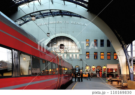 ノルウェーの鉄道、ベルゲン駅の構内にてホームから駅舎を見る 110169830