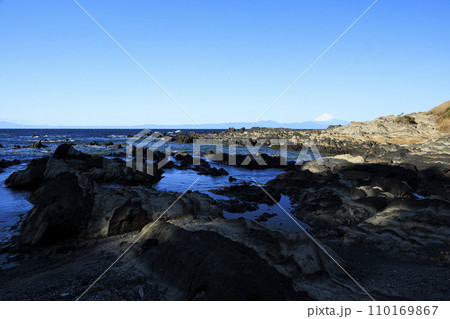 海の見える県立荒崎公園の冬 110169867