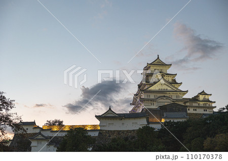 夕日に映える天守閣 110170378