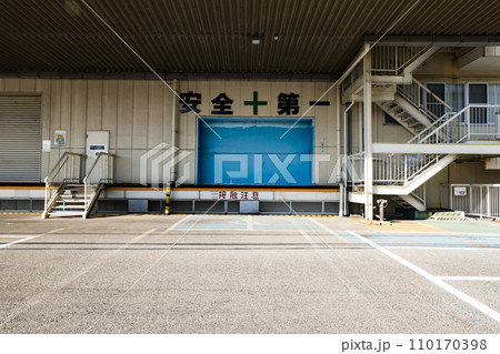 物流倉庫の貨物用エレベーター乗り場 110170398