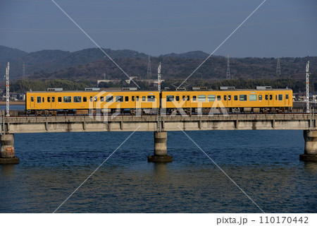 宇部線を走る105系普通電車2両 110170442