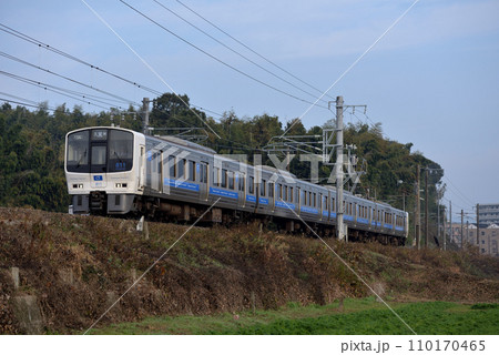 鹿児島本線を走る811系普通電車4両 110170465